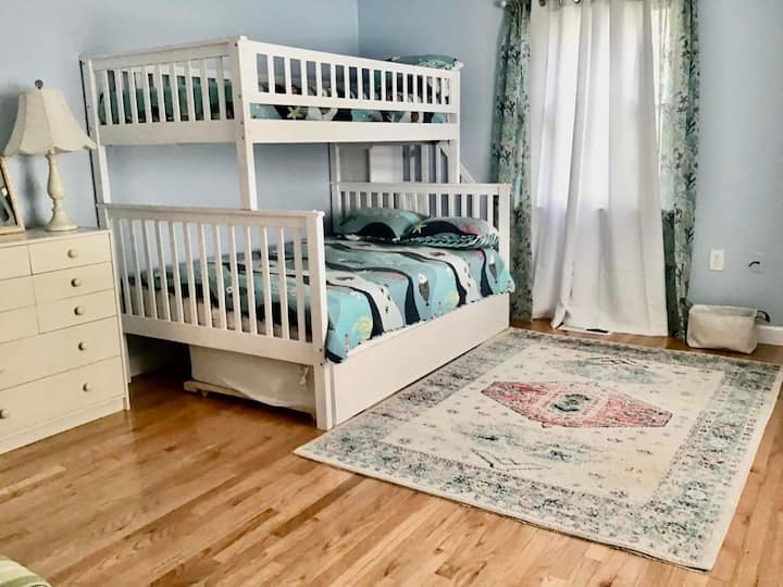 Este dormitorio tiene 2 camas individuales, 1 cama doble y el sofá cama es una cama tamaño queen.