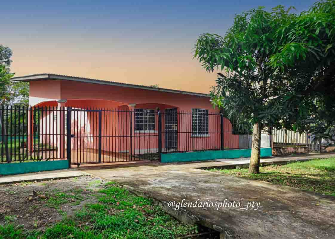 Shared exterior image 4 at Habitación #3 Limón in David