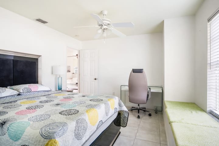 חדר שינה 3 עם מיטת קווין סייז ושולחן עבודה