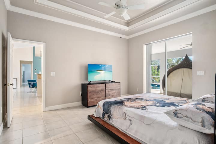 חדר שינה 1 - מיטת קינג סייז עם טלוויזיה בכבלים