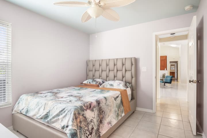 חדר שינה 4 - מיטת קווין סייז עם טלוויזיה בכבלים וארון כניסה ענק. 