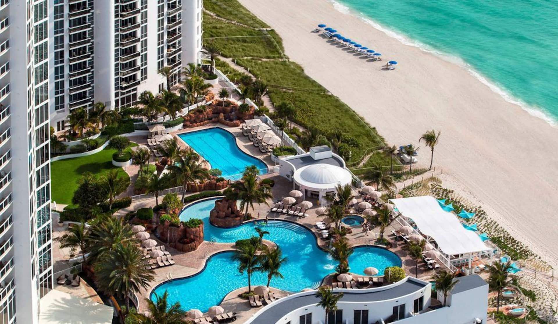 Oceanfront balcony studio Miami high floor