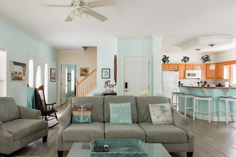 Top Airbnb: Lovely Edisto Beach home/a short walk to the beach in Edisto Beach