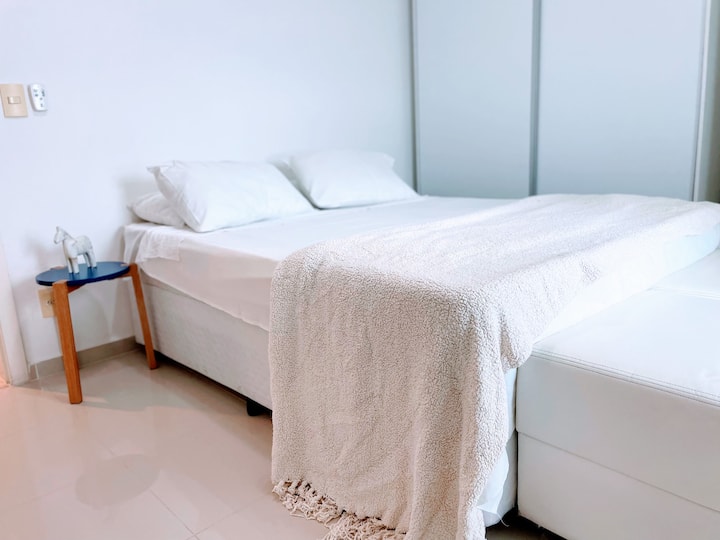 Suíte do casal com cama box e armário.