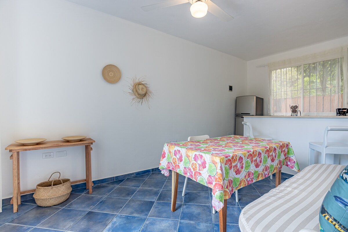 הסלון/חדר האוכל
La sala/comedor.
גם שולחן עבודה