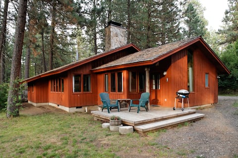 Creekside Studio Cabin at Lake Creek Lodge