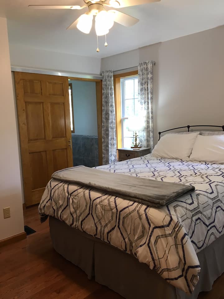 Dormitorio de invitados 2 con 1/2 baño adjunto