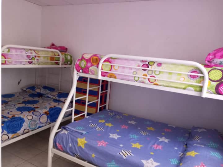 Velika spavaća soba s klima-uređajem, 2 kreveta s madracima od 1 sjedala na vrhu i 1 i pol sjedala na dnu.  Ladica na 4 etaže, zidni ventilator.  Ovaj ima vlastitu kupaonicu.