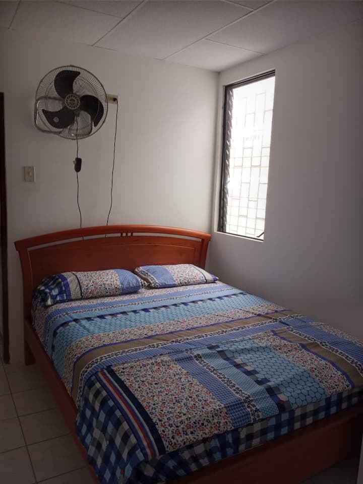 Spavaća soba sa zidnim ventilatorom, krevet s 2 sjedala.  Ormar za odlaganje odjeće na 2,5 razine.  Ova atmosfera prethodi prostoriji s krevetima i klima-uređajem.