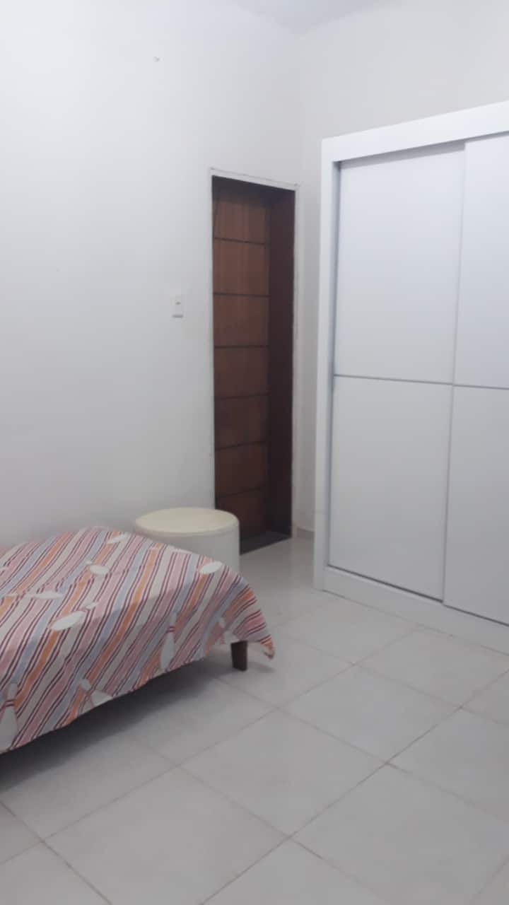 Quarto individual ou duplo com guarda roupa
