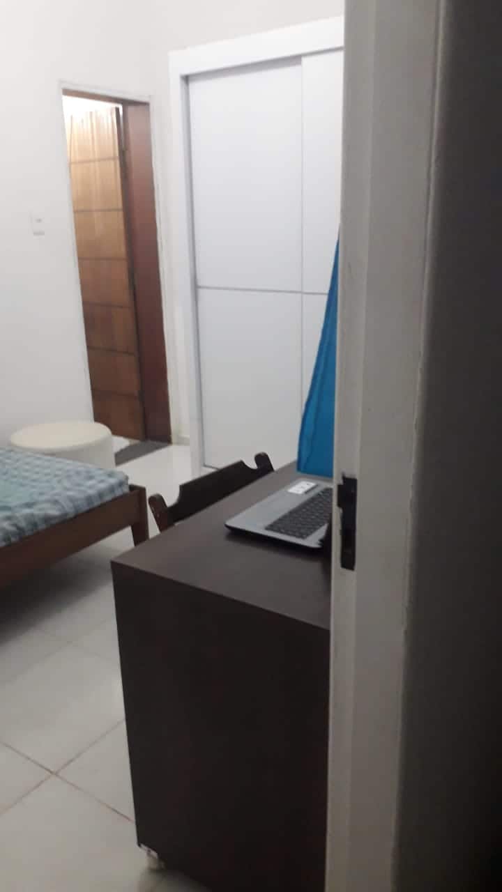 Quarto com escrivaninha e guarda roupa .
Cama solteiro ou casal