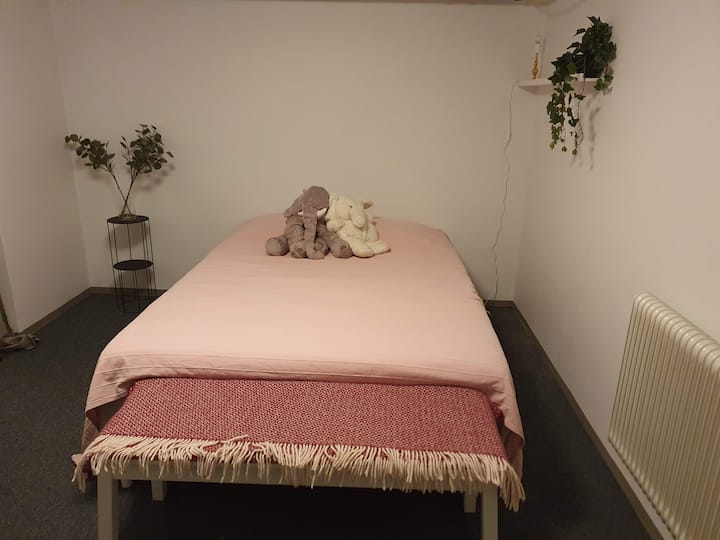 Dormitorio en sótano con cama doble de 140 x 200.