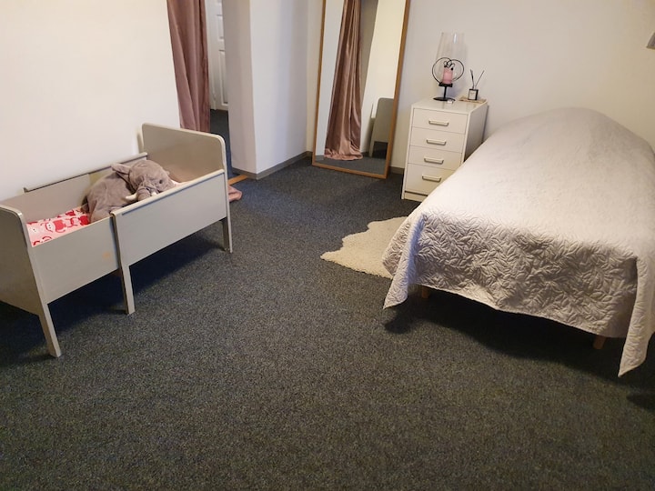 Cama extraíble para bebés en el sótano.
