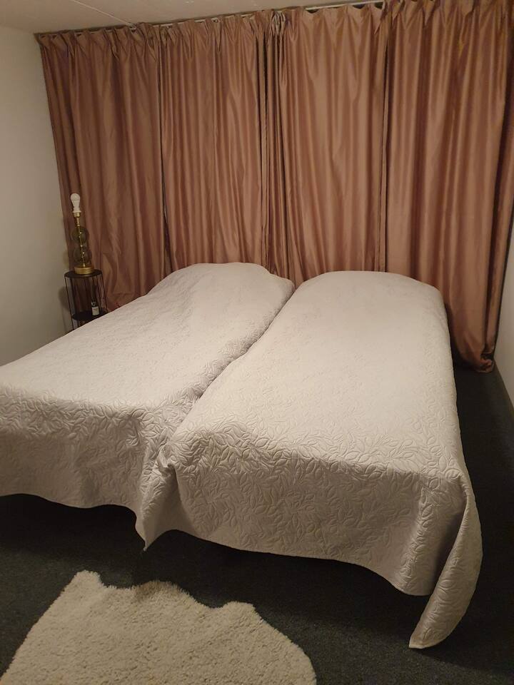 Dormitorio en sótano. Camas cómodas de 2 x 90 cm.