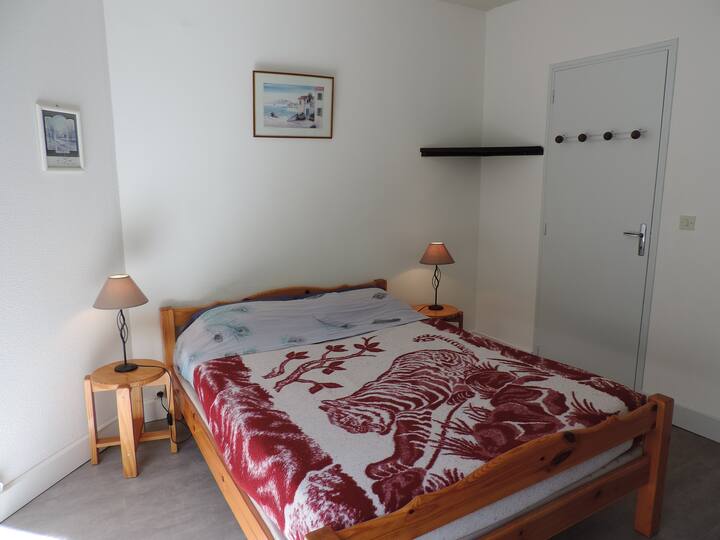 Dormitorio con cama 140