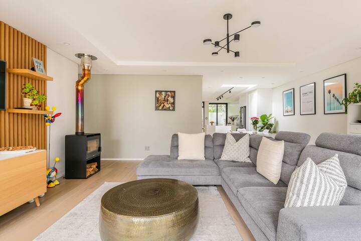 Palm Home w/pool, Hot Tub & 350m from the sea gallery image 2