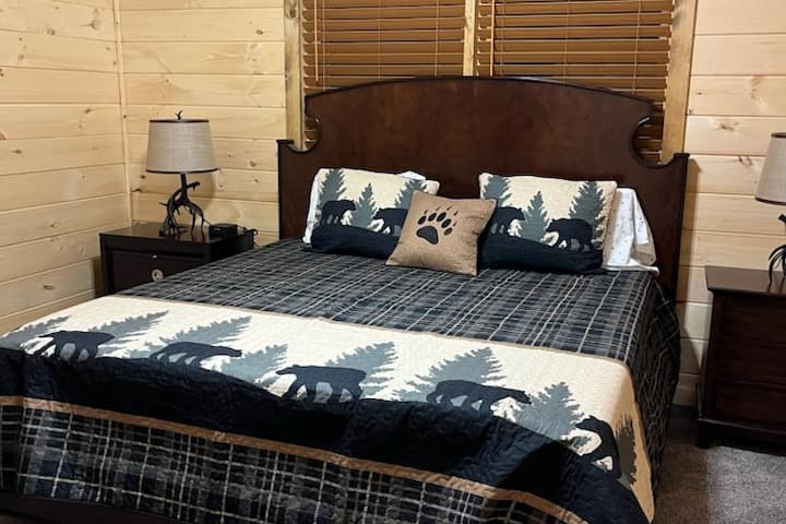 Dormitorio con cama tamaño king en el só