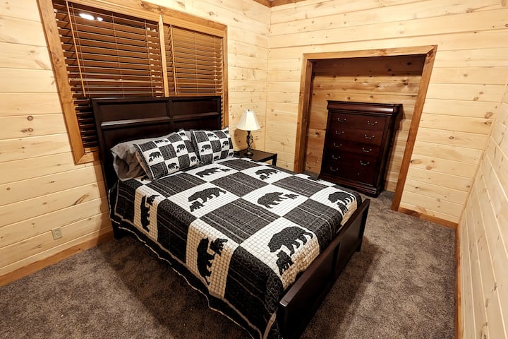 Dormitorio tamaño queen en el sótano