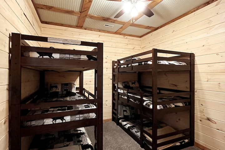 Dormitorio con literas en el sótano