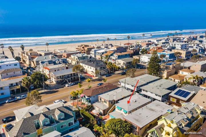 Mission Bay Retreat-Steps to sand! Sleeps 14! gallery image 4