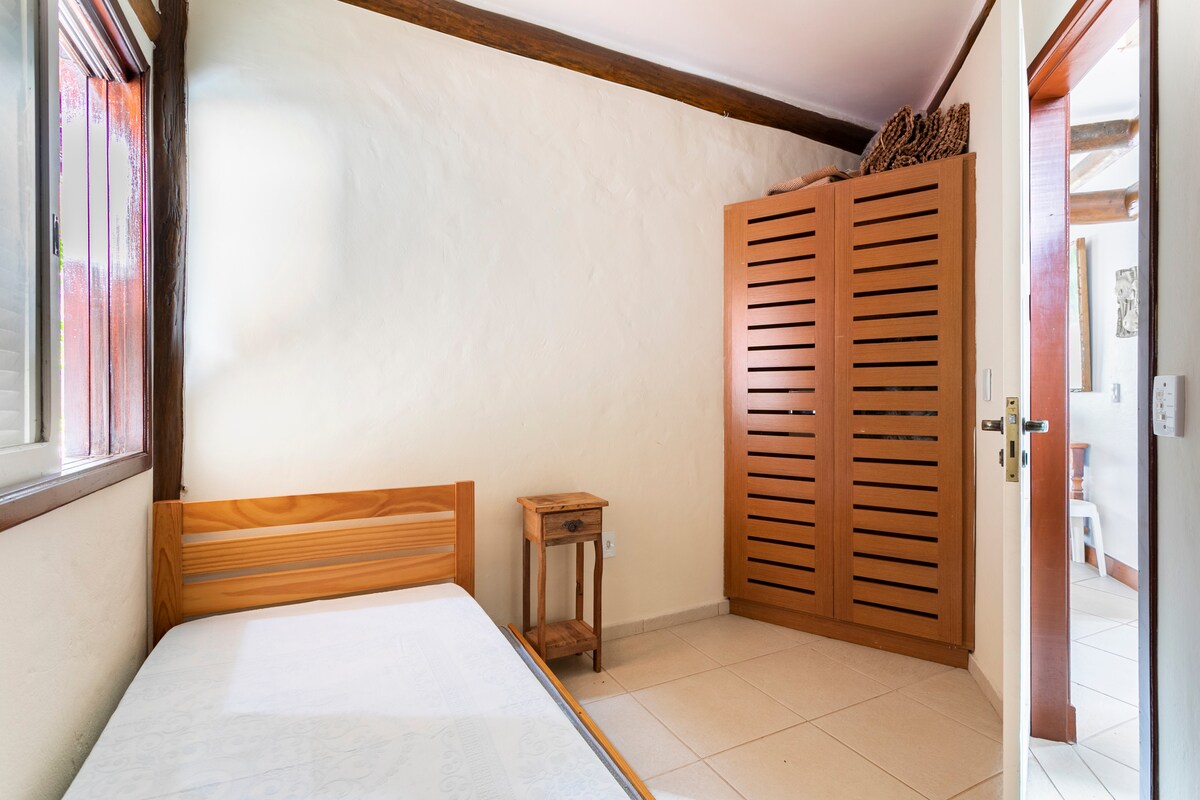 Spálňa na prízemí s posteľou