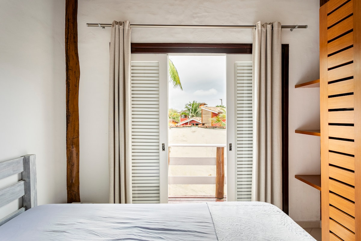 Izbový apartmán s manželskou posteľou na hornom poschodí.