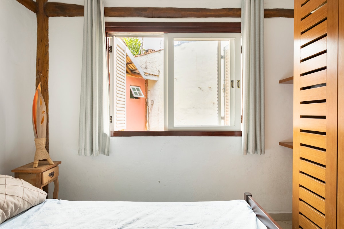 Izba s manželskou posteľou a súkromným apartmánom.
Na prízemí bez schodov