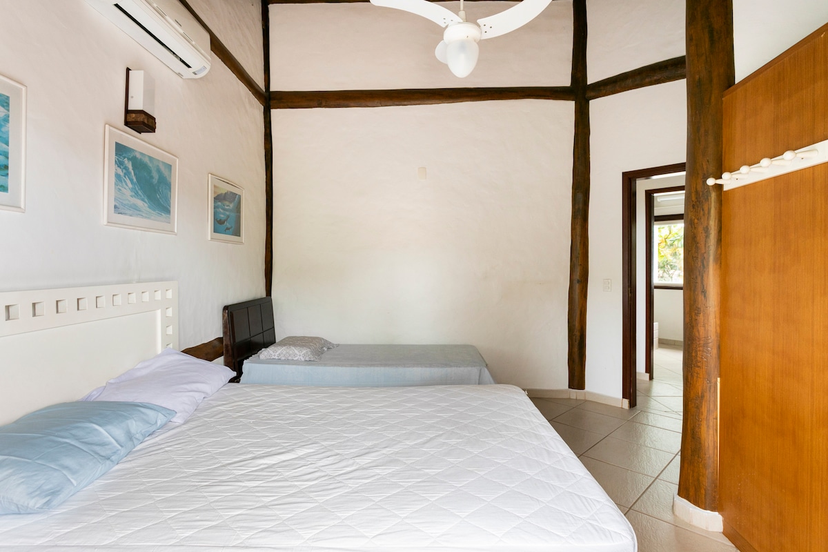 Izba na hornom poschodí s manželskou posteľou a posteľou bicama.
Veľká izba s apartmánom.