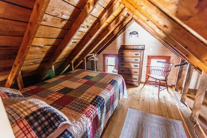 Kitanda chenye ukubwa kamili na kabati la kujipambia katika sehemu ya pamoja ya nusu ya kujitegemea kwenye ghorofa ya pili.