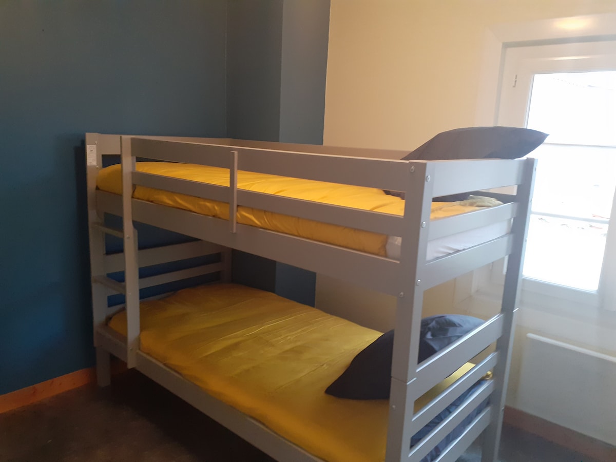 Habitación doble, vista a un pequeño callejón.