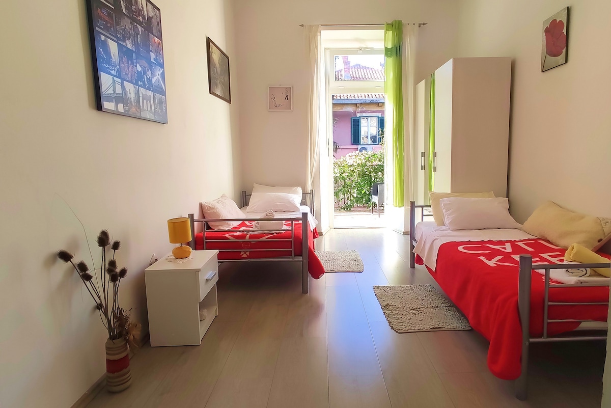 חדר 2 עם מרפסת עם נוף לגן.