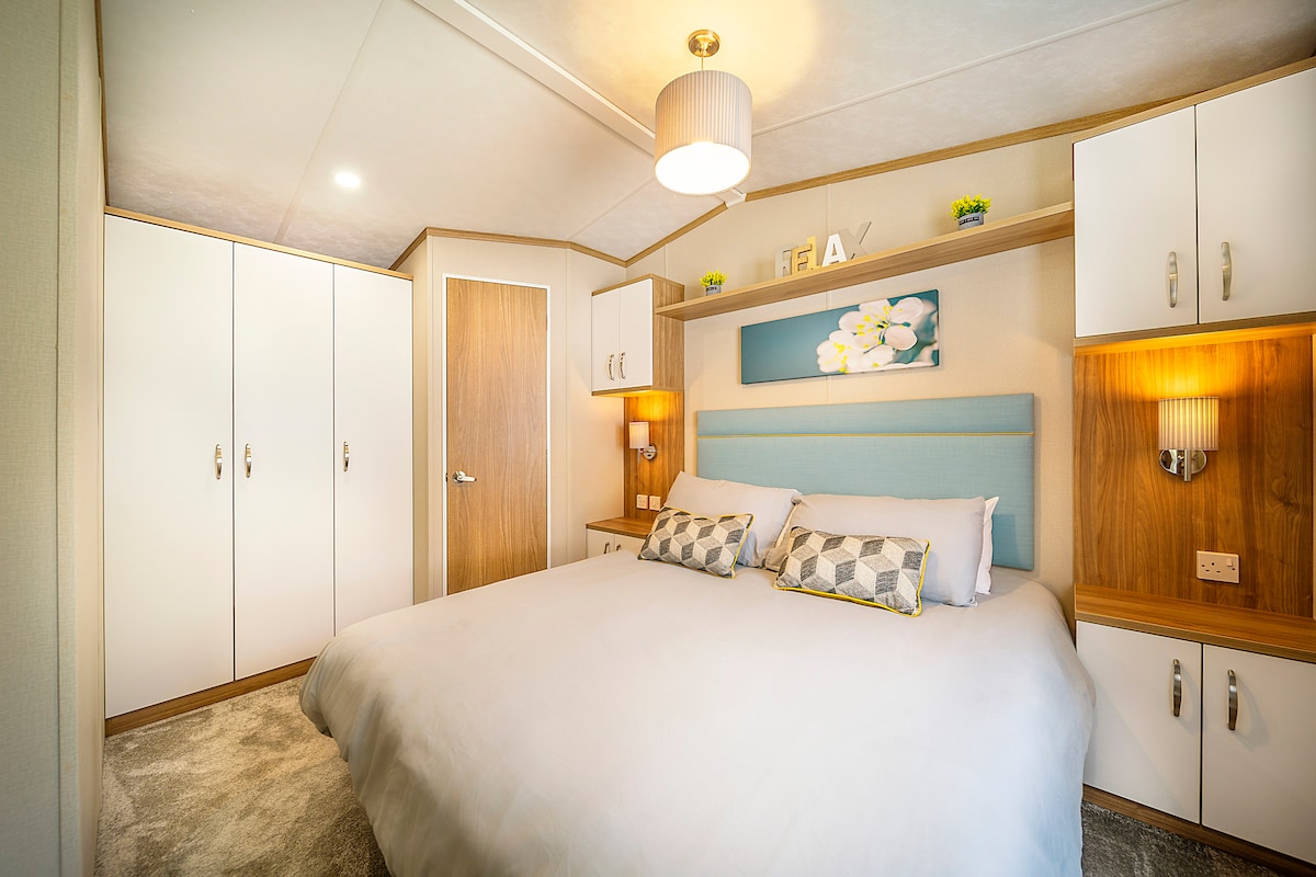 ห้องนอนใหญ่พร้อมเตียงขนาดคิงไซส์