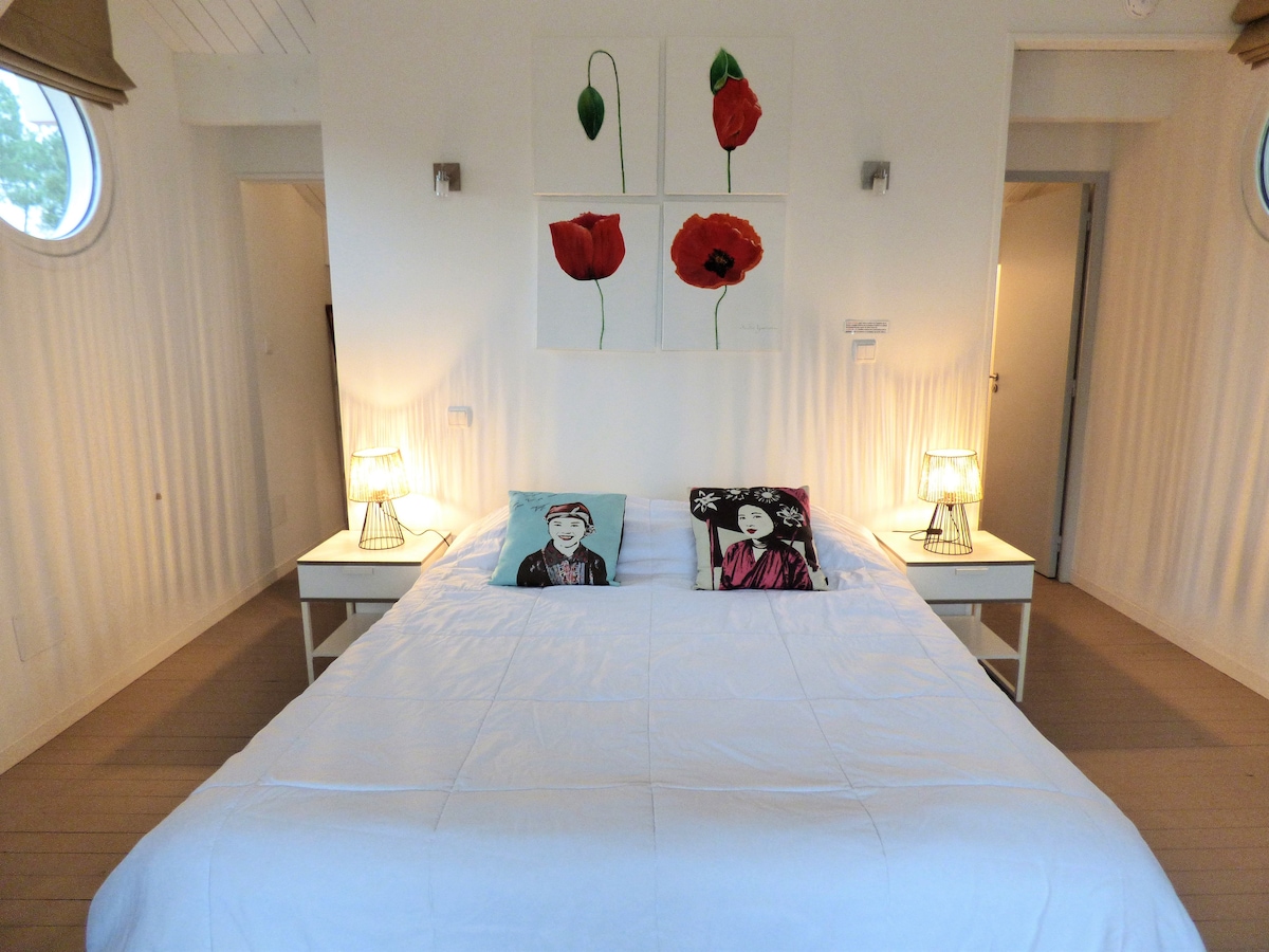 Upstairs master suite with large balcony, pool view