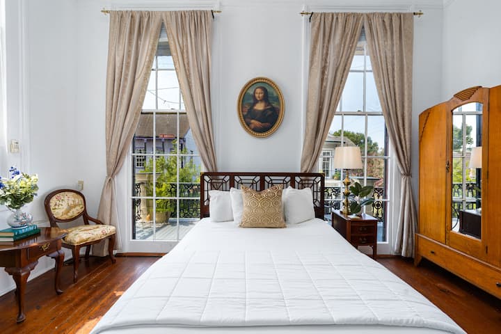 ห้องที่ 6 เตียงควีนไซส์และห้องใต้หลังคา