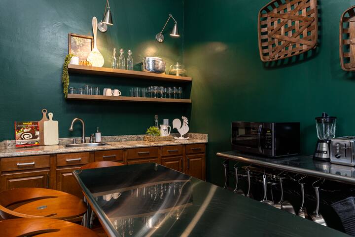 One-of-a-Kind 11BD Mansion | Walk to Quarter gallery image 3