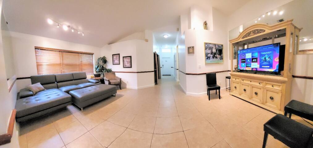 HUGE Home Sleeps 22+ppl, +FREE Car & WaterSports! gallery image 5