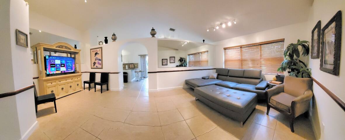HUGE Home Sleeps 22+ppl, +FREE Car & WaterSports! gallery image 2
