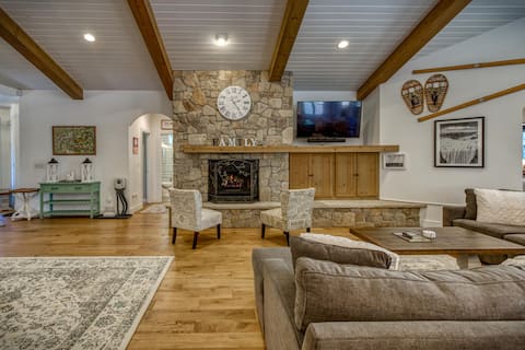 Luxurious Modern Home W/ Hot Tub and Gas Fireplace