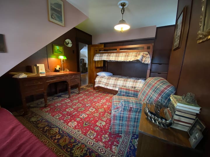 Ofisi iliyo na kitanda cha ghorofa na kiti cha dirisha kinachoelekea Ziwa la Sadawga