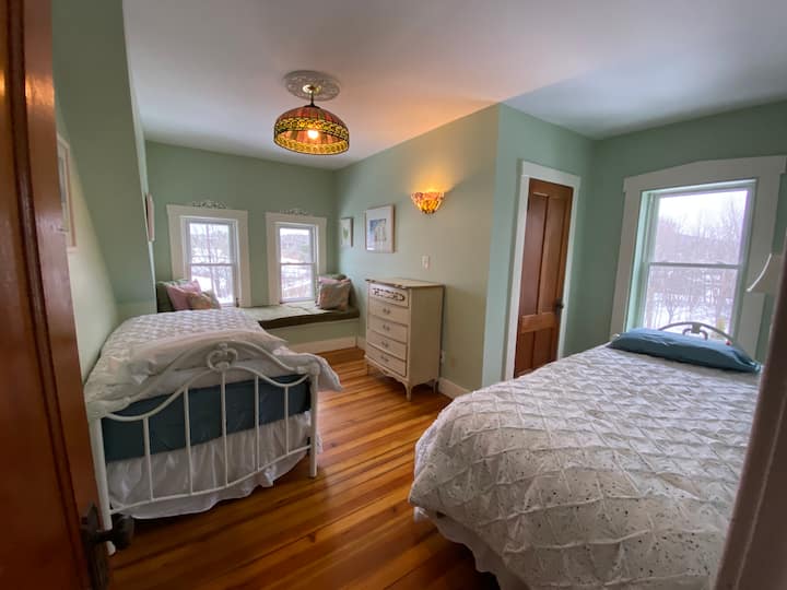 Studio, yenye vitanda viwili pacha na mwonekano wa Ziwa la Sadawga