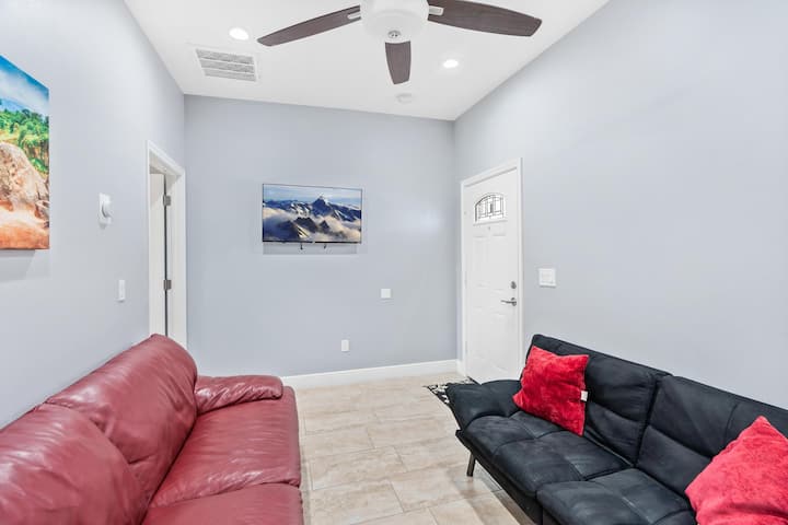 Heart Of The City: 3-bed Newly Built Haven - Tampa