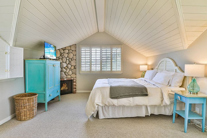 Chumba cha kulala cha msingi (#1)- kitanda cha ukubwa wa kifalme chenye starehe. 