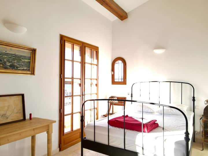 Habitación 3 con balcón y baño en el piso de arriba. 