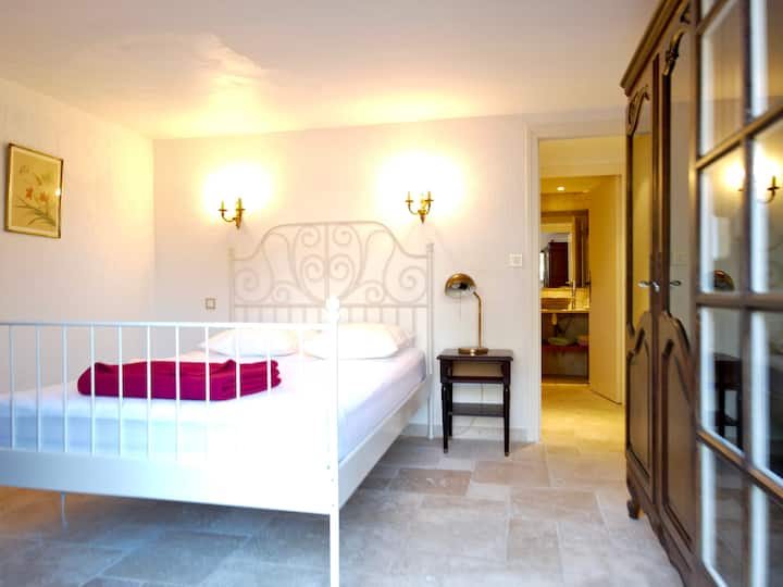 Habitación independiente accesible desde el exterior de la casa.
Cuarto de baño - WC
