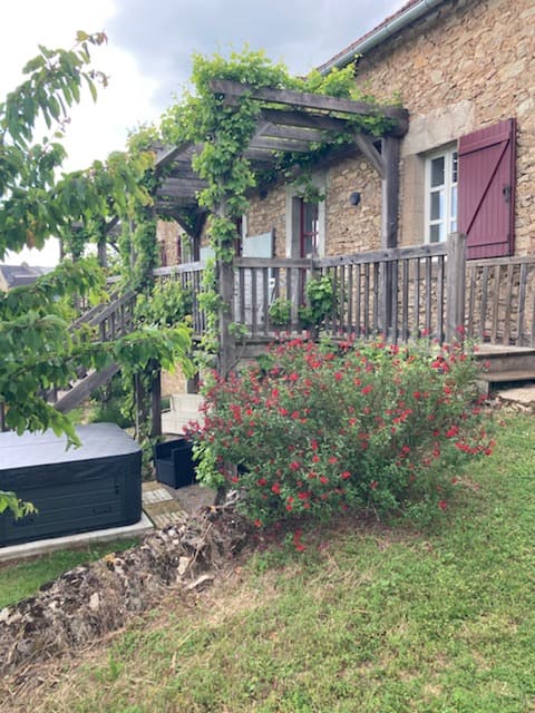 Peony Cottage 6 pers. Heated pool and Jacuzzi