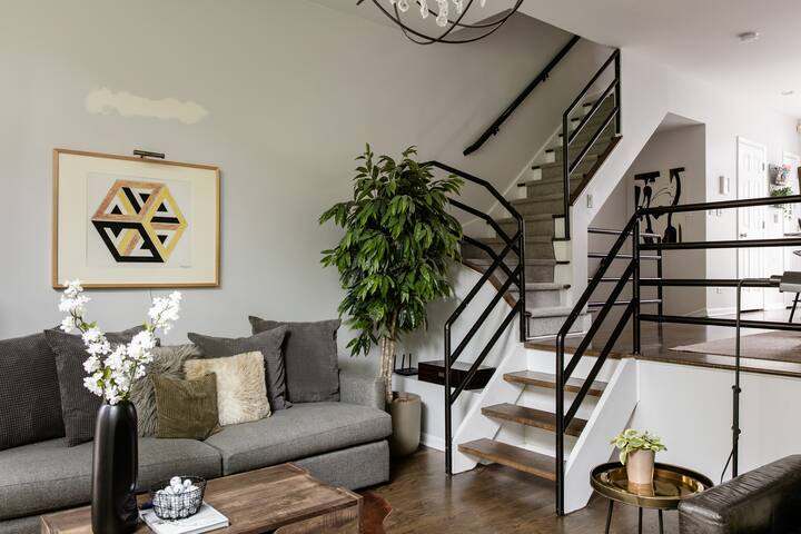 Modern Downtown Home with 5 Baths & Private Garage gallery image 4