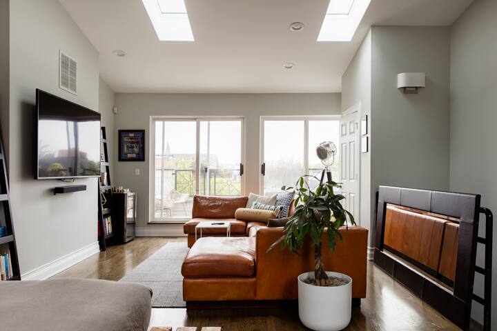 Modern Downtown Home with 5 Baths & Private Garage gallery image 5