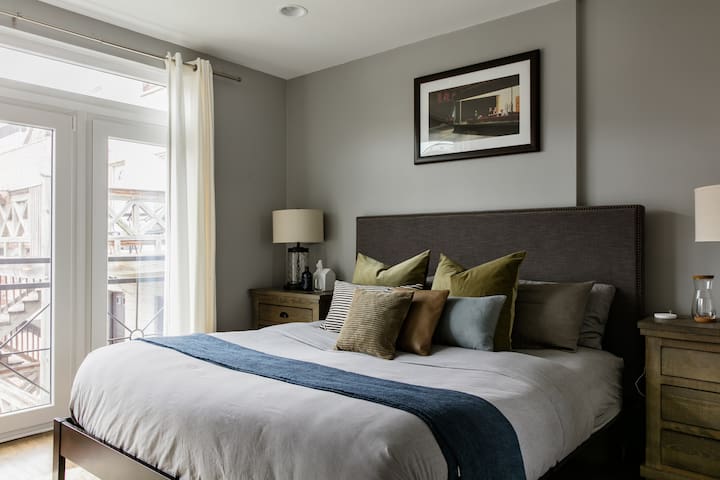 Modern Downtown Home with 5 Baths & Private Garage gallery image 2