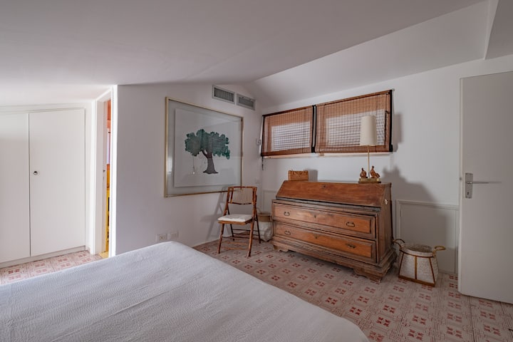 Camera Quattro matromoniale con balcone e bagno ensuite- Fourth double bedroom with ensuite bathroom and balcony 