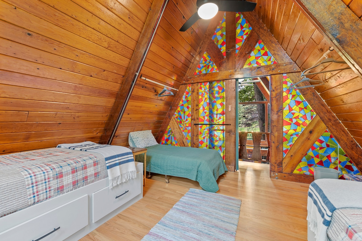 Upstairs bedroom - 2 twin beds plus cot